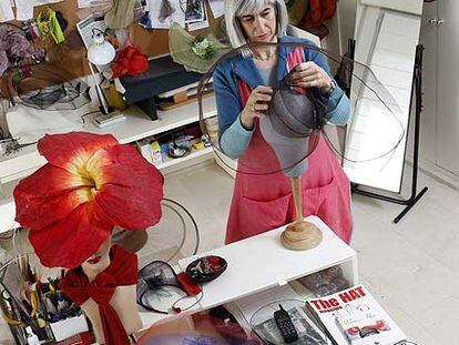 Candela Cort termina, en su estudio de Madrid, los arreglos del sombrero que lucirá en la inauguración de su exposición en el Museo del Traje. 
Foto: Claudio Álvarez