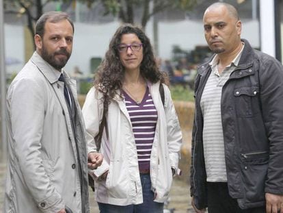 De izquierda a derecha, el abogado Aitor Gonz&aacute;lez, Vicky Molina y R. E, uno de los afectados