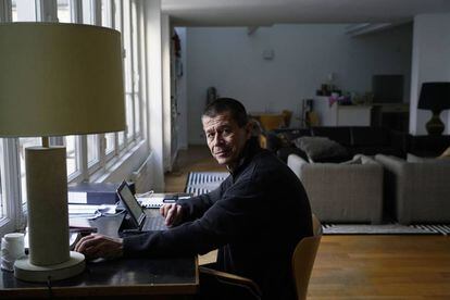 Emmanuel Carrère, en su domicilio en París.
