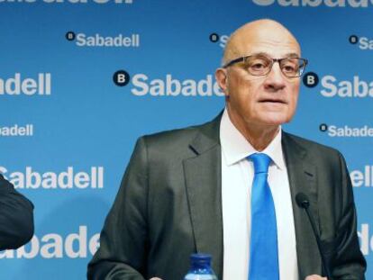 El presidente de Banco Sabadell, Jos&eacute; Oliu (derecha), y su consejero delegado, Jaime Guardiola (izquierda). Reuters