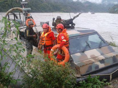 Cuatro rescatistas buscan a los 16 desaparecidos en el r&iacute;o Apur&iacute;mac este mi&eacute;rcoles.