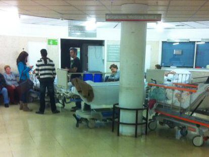 Pacientes atendidos en camillas, ayer en las urgencias del hospital de Bellvitge.