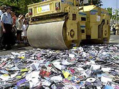 Imagen de archivo de destrucción de CD piratas.