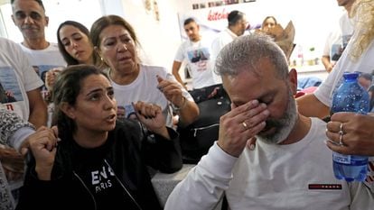 Natali y Mordi Oknin, rodeados de familiares a su regreso a Israel tras una semana de detención en Turquía, el jueves en Modiin.