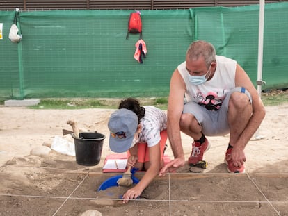 Vicky, con su padre Miguel Ángel, se afana en retirar la tierra en su cuadrícula, en el yacimiento Complutum de Alcalá.