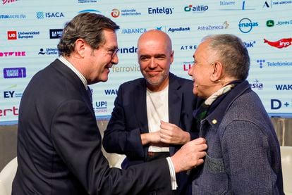 El presidente de la CEOE, Antonio Garamendi (izquierda), conversa con los líderes de los sindicatos UGT, Pepe Álvarez (derecha) y CCOO, Unai Sordo.