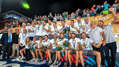 Los jugadores de la selección española de waterpolo, tras recibir la medalla de oro conseguida en la final del campeonato del mundo.