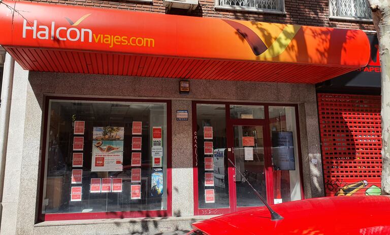 Una agencia de Viajes Halcón cerrada por la Covid-19, en Madrid.