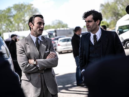 Javier Rey y Tamar Novas, protagonistas de la serie 'Los pacientes del doctor García', durante el rodaje de la serie el jueves.