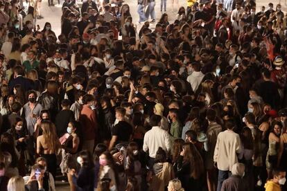 A media noche, en Salamanca, cerca de medio millar de personas se concentraban en la Plaza Mayor (en la imagen) de la capital y de allí trasladaban la fiesta a diversas zonas de la ciudad, en especial, al Puente Romano.