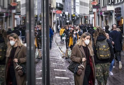 Ciudadanos con mascarillas en el centro de Ámsterdam, el pasado domingo.