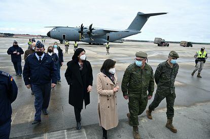 La ministra de Defensa, Margarita Robles (en el centro), asistía a la carga de un avión A400M con material de defensa con destino a Polonia el domingo, en la base aérea de Torrejón de Ardoz, Madrid.
