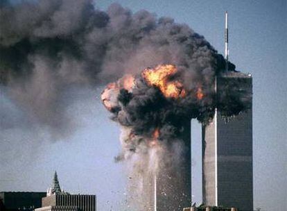 Las Torres Gemelas, envueltas en llamas, poco después del segundo impacto el 11 de septiembre de 2001.