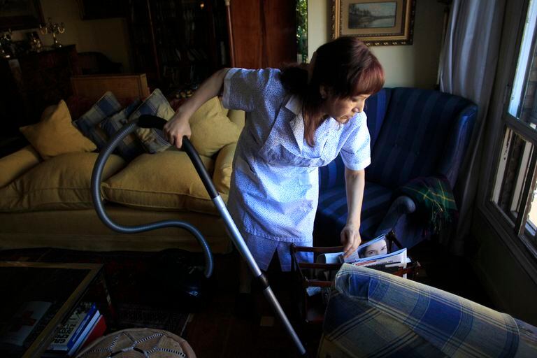 Una empleada de hogar trabajando en una casa en Madrid.