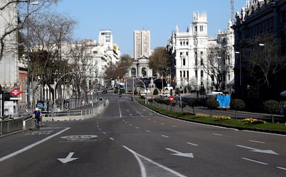 La Puerta de Alcalá desde la plaza de Cibeles, sin tráfico este sábado.