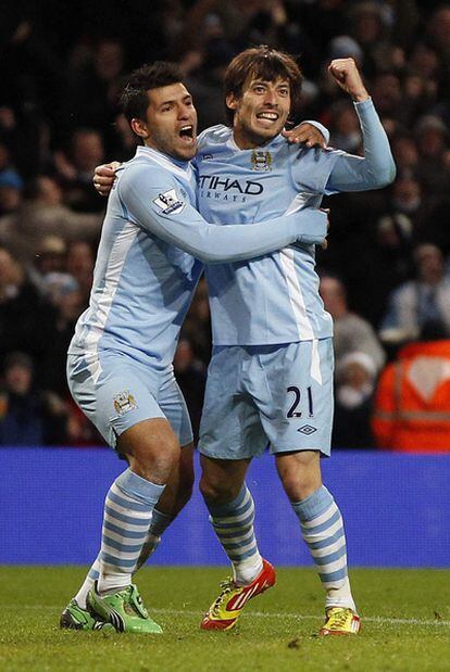 Silva y Agüero celebran el gol de la victoria.