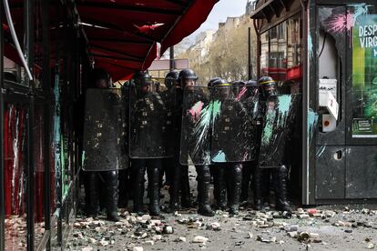 Políticas antidisturbios para proteger el restaurante La Rotonde, este jueves en París.