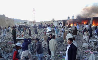 Decenas de personas se acercan al lugar del atentado en Quetta.