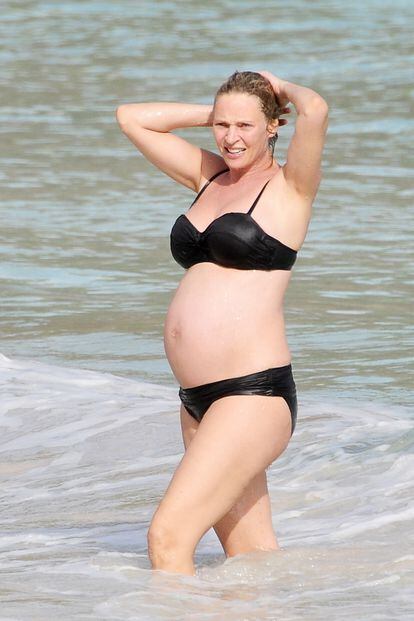 Bikini premamá: parece que ya han pasado a la historia los bañadores para embarazada que no dejan la tripa a la vista. Muchas, como Uma Thurman, prefieren llevar un bikini con la braguita más amplia y el top con mayor sujeción con el que lucir su embarazo.