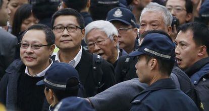 Benny Tai, Chan Kin-man, Joseph Zen y Chu Yiu-ming se entregan
