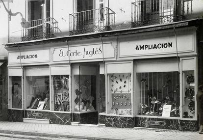 Fachada de la tienda de El Corte Ingl&eacute;s en la calle de Preciados 3, de Madrid, en 1941. 