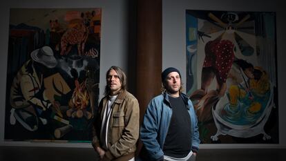 Los pintores franceses Baptiste Laurent y Yann Leto, autores de las obras que componen la exposición 'Mauvaises Tournures' en la galería del Instituto Francés de Madrid.