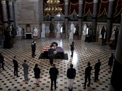El féretro de la juez Ruth Bader Ginsburg en el Statuary Hall, en el Capitolio, este viernes en Washington.