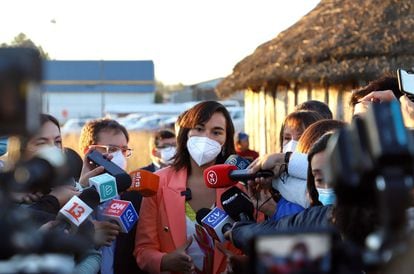 La ministra de Interior de Chile, Izkia Siches, habla con la prensa en Ercilla, región de la Araucanía, donde desconocidos dispararon al aire al paso de su comitiva.