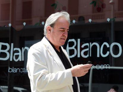 Un usuario manda un mensaje con su móvil en una calle de Madrid.