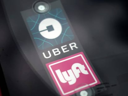 Coche que trabaja con Uber y Lyft a la vez, en San Diego (California, EE UU.)