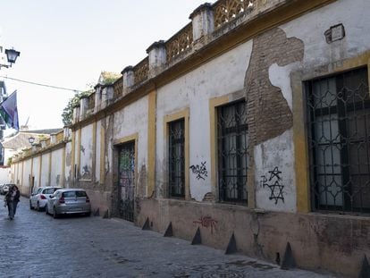 Fachada de la calle Imperial de la Casa de Pilatos, en Sevilla, que necesita rehabilitación. PACO PUENTES