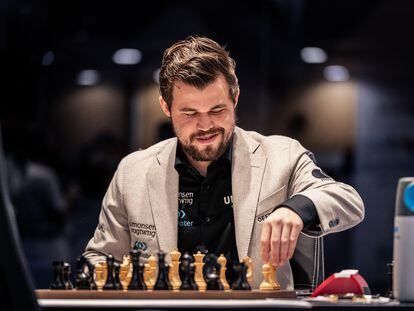 Magnus Carlsen, durante la sexta partida del Mundial de ajedrez, el viernes.