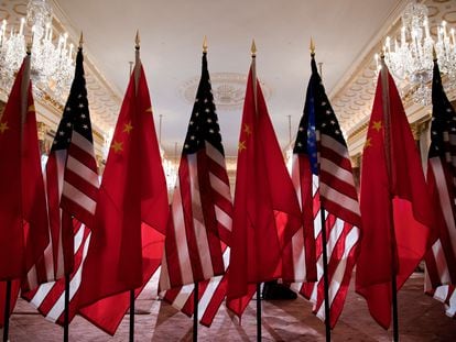 Banderas estadounidenses y chinas en un encuentro oficial entre el exsecretario de Estado de EE UU, Mike Pompeo, y el ministro de Exteriores chino, Wang Yi, en Washington en 2018.