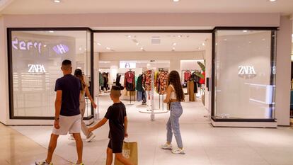 Varios viandantes frente a una tienda de Zara.