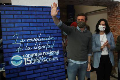 El presidente del PP, Pablo Casado y la presidenta de la Comunidad de Madrid, Isabel Díaz Ayuso, este sábado, al llegar al congreso de Nuevas Generaciones del PP celebrado en Madrid.