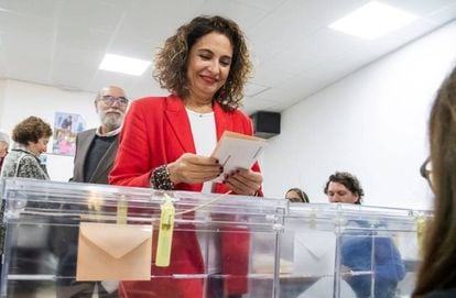 La ministra de Hacienda en funciones y cabeza de lista del PSOE al Congreso por Sevilla, María Jesús Montero, ejerce su derecho al voto en el colegio Safa de Sevilla hoy.