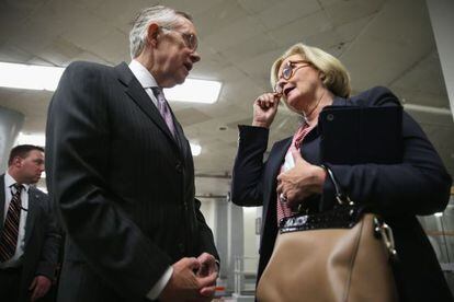 El l&iacute;der de la mayor&iacute;a en el Senado, Harry Reid, habla con la senadora Claire McCaskill, tras la votaci&oacute;n de la ley.