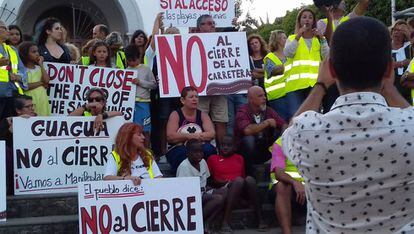 Protesta vecinal por el cierre temporal de la carretera de las Dunas, este jueves en Puerto del Rosario (Fuerteventura).
