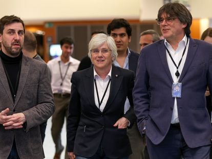 Los eurodiputados catalanes Antoni Comin, Clara Ponsati y Carles Puigdemont en el Parlamento Europeo el 29 de marzo.