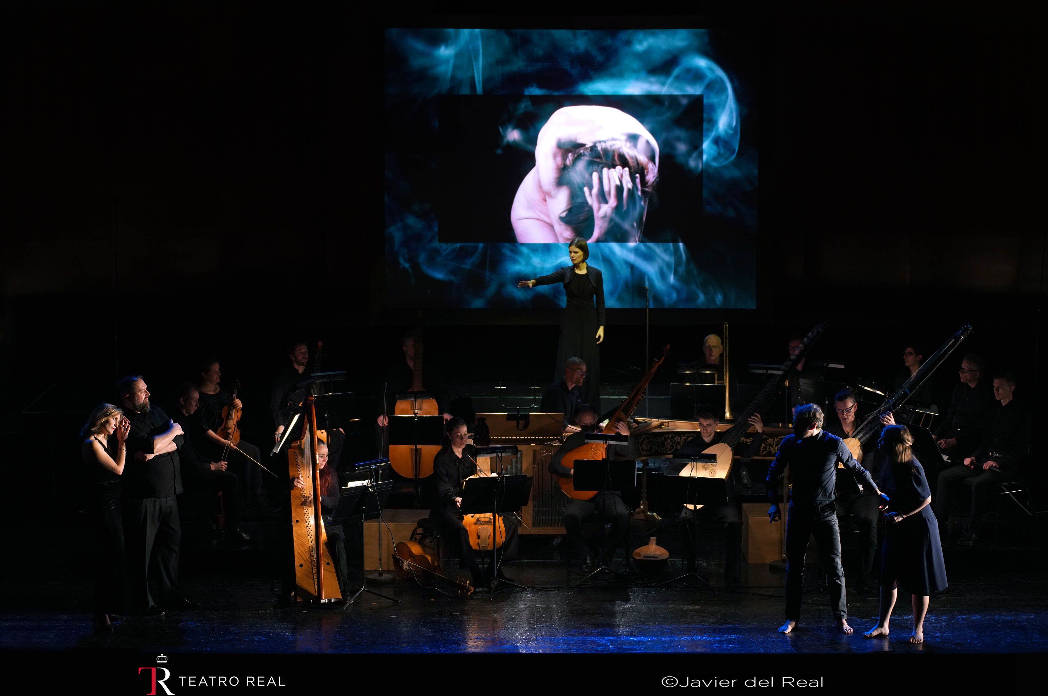 La ‘mezzo’ Victoria Cassano (arriba)  y el tenor Raffaele Giordani con la ‘mezzo’ Sophia Faltas (abajo), durante la ‘Rappresentatione di Anima, et di Corpo’, el sábado en el Teatro Real.