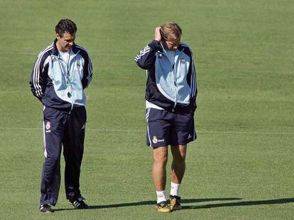 Bernd Schuster (a la derecha), junto al segundo entrenador del Madrid, Manolo Ruiz.