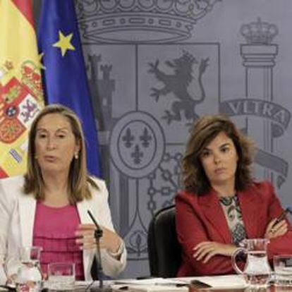 Ana Pastor junto a la vicepresidenta del Gobierno, Soraya Sáenz de Santamaría, y Fátima Báñez