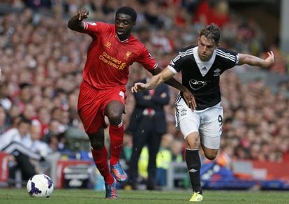 El jugador del Liverpool Kolo Toure lucha un balón con Jay Rodriguez.