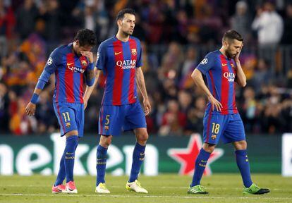 Los jugadores delBarcelona (i-d) Neymar Da Silva, Sergio Busquets y Jordi Alba, tras el partido de vuelta de cuartos de final de la Liga de Campeones.