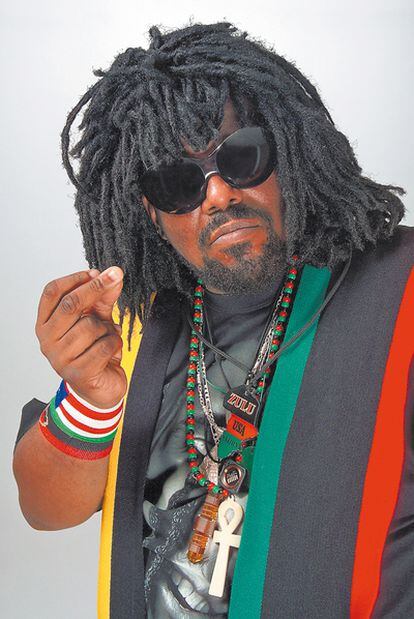 <b>Afrika Bambaataa, con su parafernalia de la International Zulu Nation.</b>