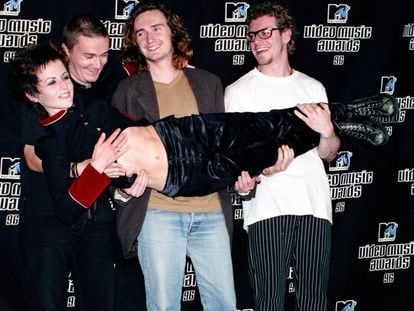 La parte masculina de Cranberries alza a Dolores O'Riordan en los Premios MTV de 1996, celebrados en Nueva York.