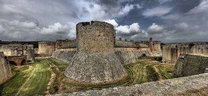 Panor&agrave;mica del castell de Salses. 