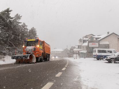 Una máquina quitanieves trabajando el lunes de las carreteras del puerto de Navacerrada.