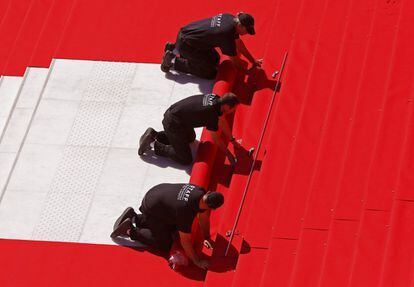 Unos trabajadores preparan la alfombra roja del Festival de Cannes.