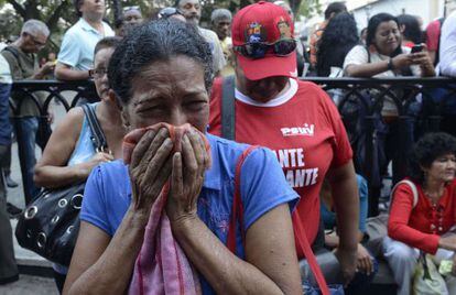 Seguidores de Hugo Chávez lloran en las calles de Caracas.